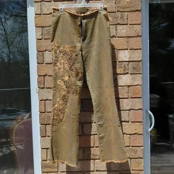 Beautiful detailed Jeans - Picture 1 of 9